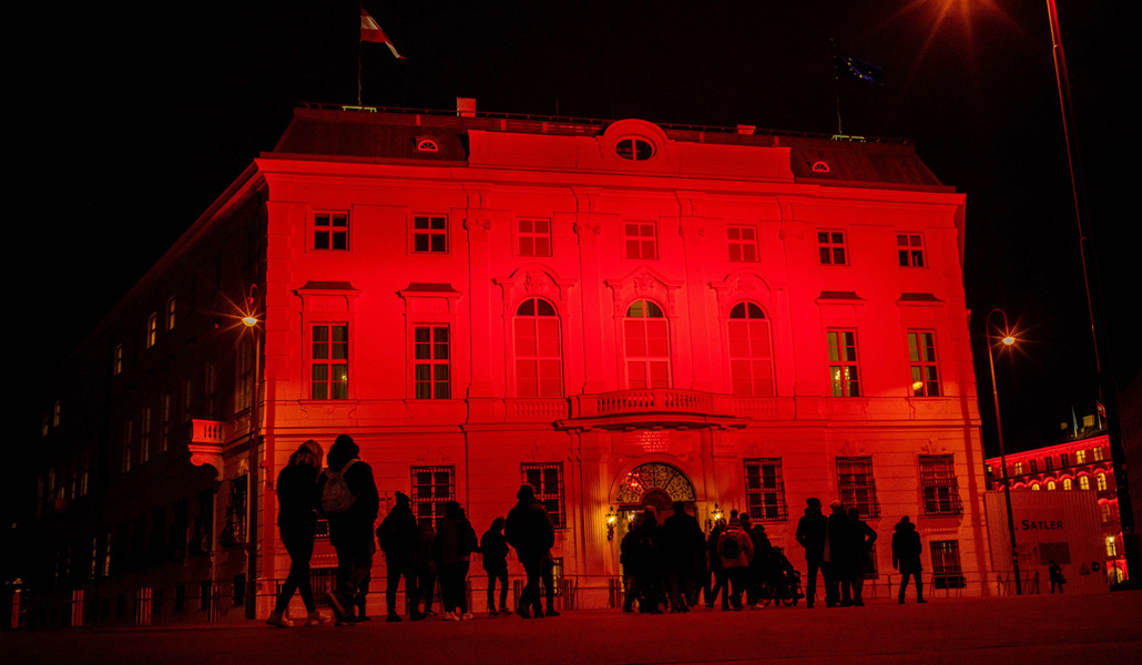 Del 17 al 24 de noviembre se han iluminado de rojo edificios de distintos países, como la Cancillería austriaca