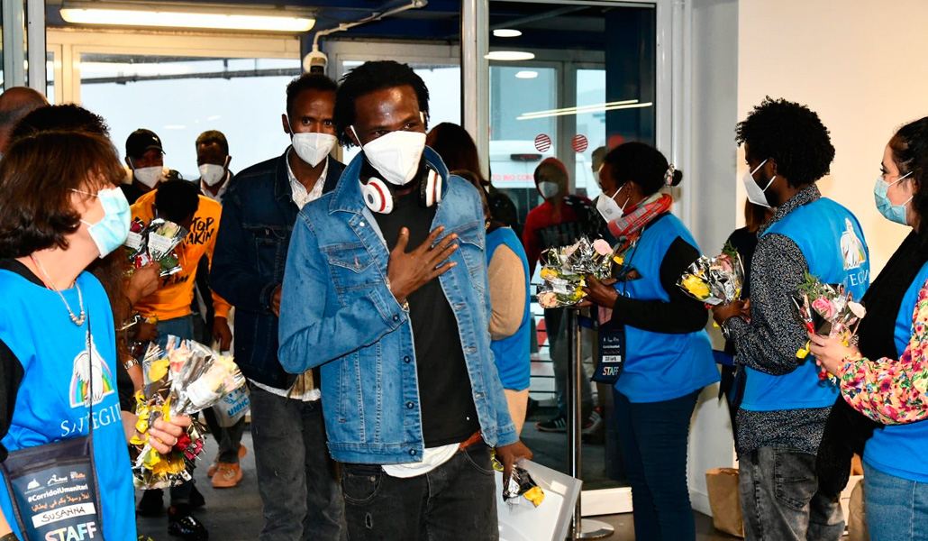 Los recién llegados son recibidos en el aeropuerto de Fiumicino