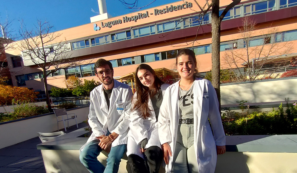 Marta y Blanca junto a Alonso, su profesor, delante del Hospital de Cuidados Laguna