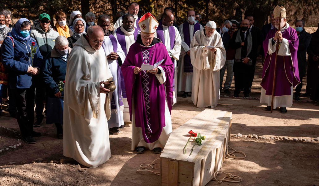 Giovanni D'Ercole (primer plano) y el cardenal Cristóbal López, durante el entierro del hermano Schumacher