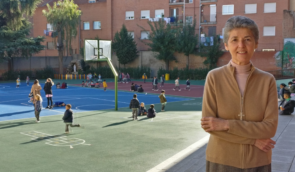 La vicaria general de las salesianas en el patio del colegio María Auxiliadora de Madrid, anexo a la casa inspectorial