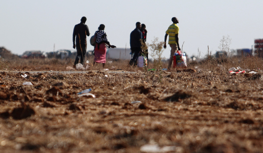 Refugiados caminan por el exterior del campo de Kokkinotrimithia, en las afueras de Nicosia