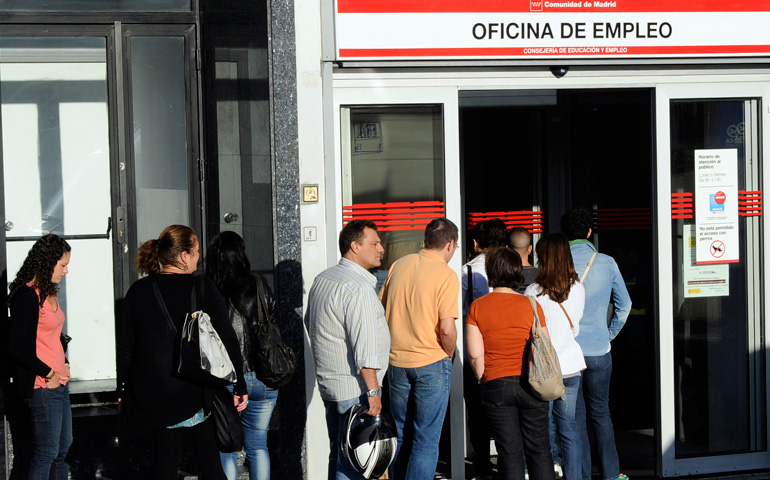 Una cola en una oficina de empleo, antes de la pandemia