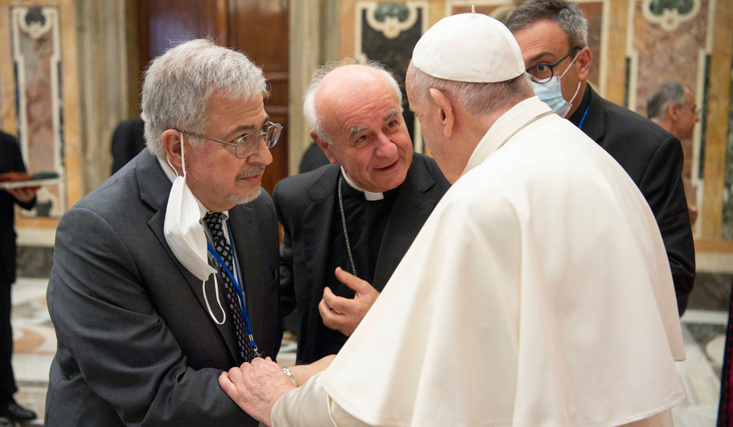 Paglia, presidente de la Academia Pontificia para la Vida, presentó a Recinella y al Papa el 27 de septiembre