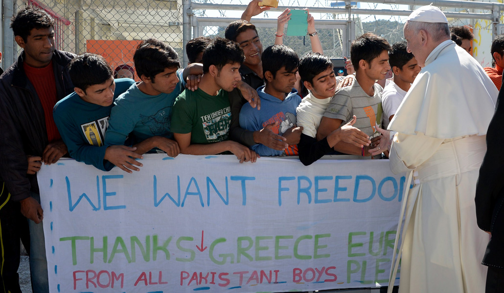 Francisco saluda a un grupo de jóvenes pakistaníes en Moria el 16 de abril de 2016