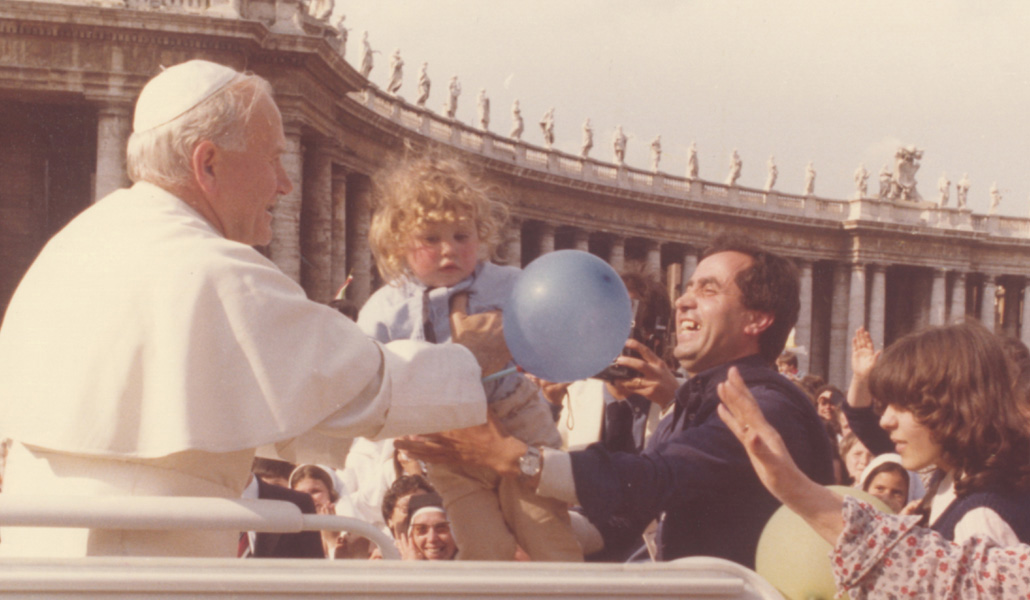 Juan Pablo II con una familia en la plaza de San Pedro en 1981, el año de la publicación de 'Familiaris consortio'