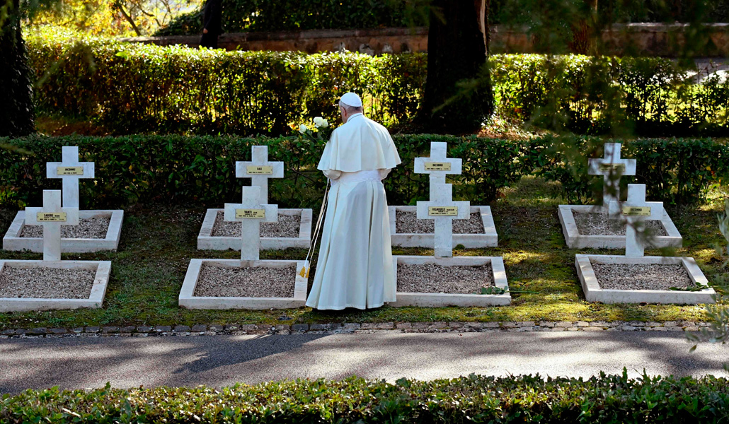 El Papa ha recorrido el cementerio antes de la Misa