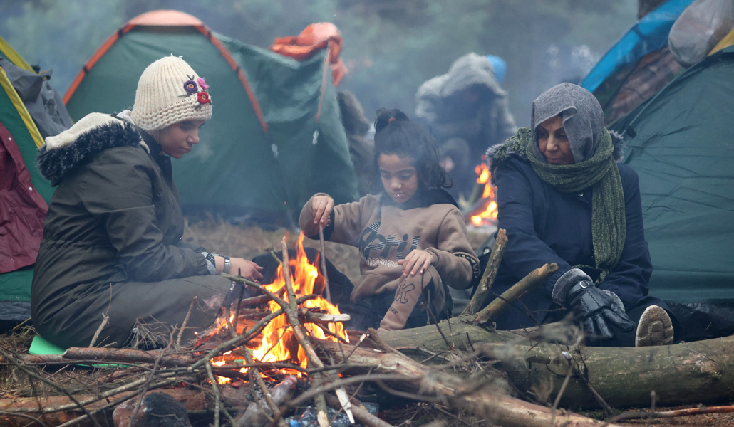 Migrantes en un campo en la región de Grodno, en la frontera entre Bielorrusia y Polonia
