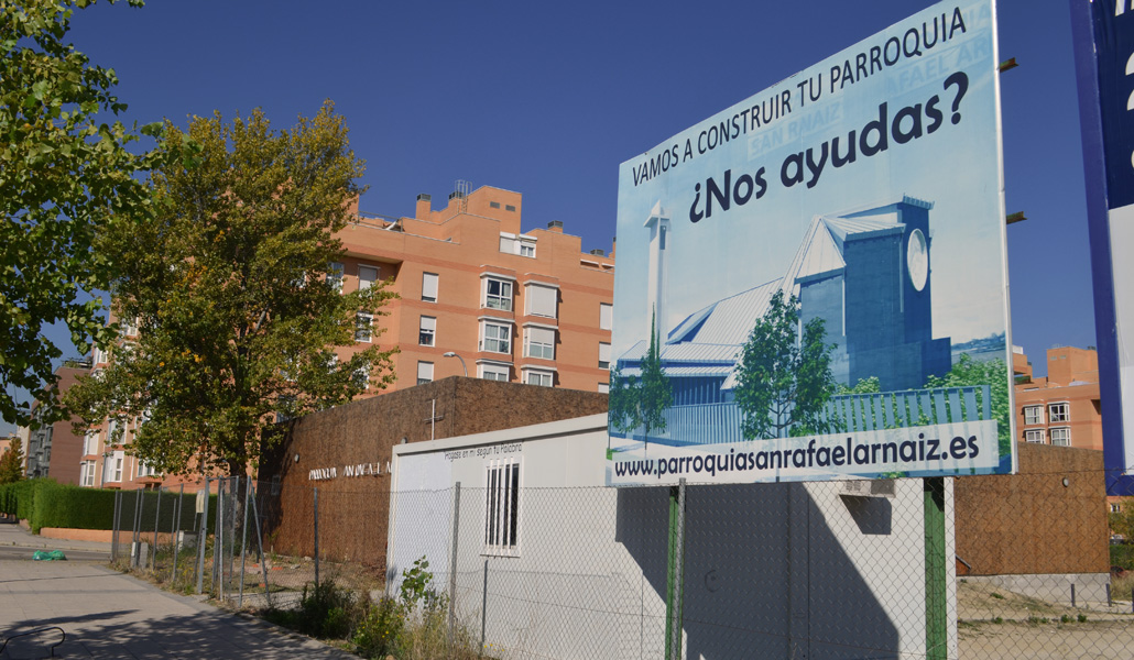 San Rafael Arnaiz aspira a ser reconocible como parroquia desde fuera y por eso destaca la torre