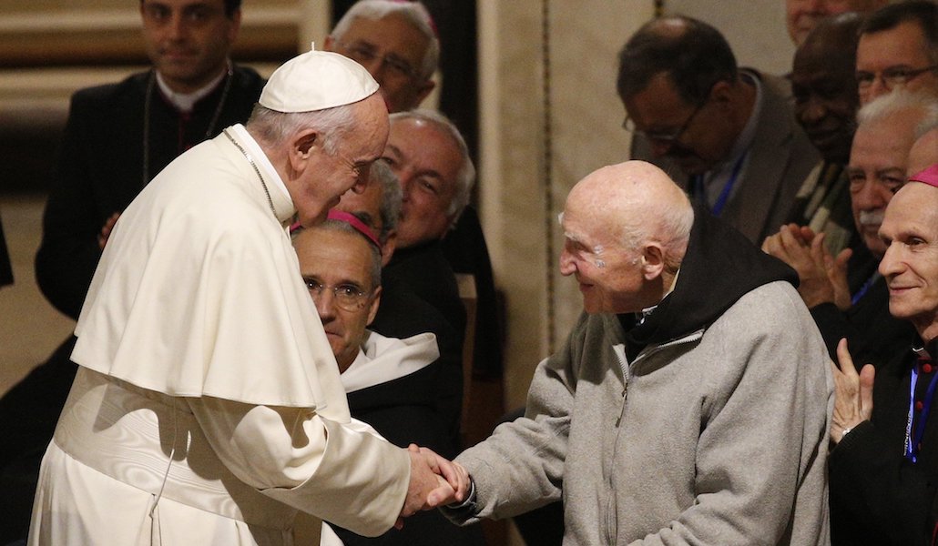 Jean-Pierre Schumacher saluda al Papa en la visita de este último a Marruecos en 2019