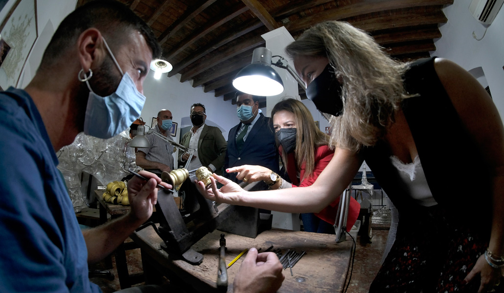 Sol Cruz-Guzmán visita un taller de arte sacro, un sector que ha defendido en el Congreso