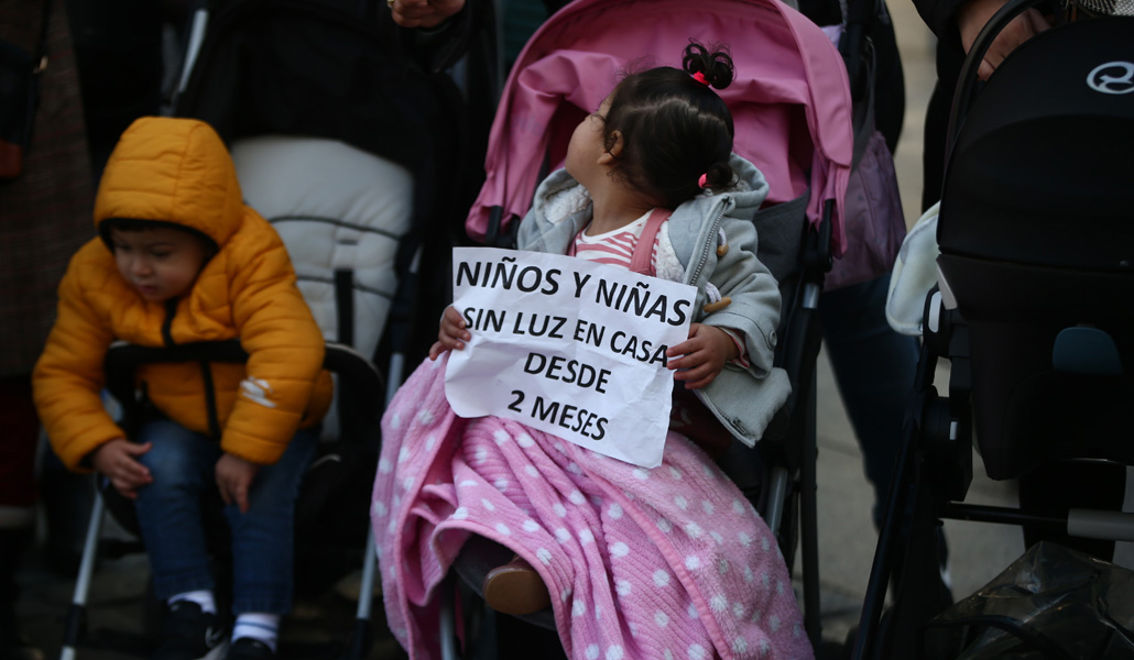 Manifestación de familias afectadas por la falta de luz en la Cañada Real