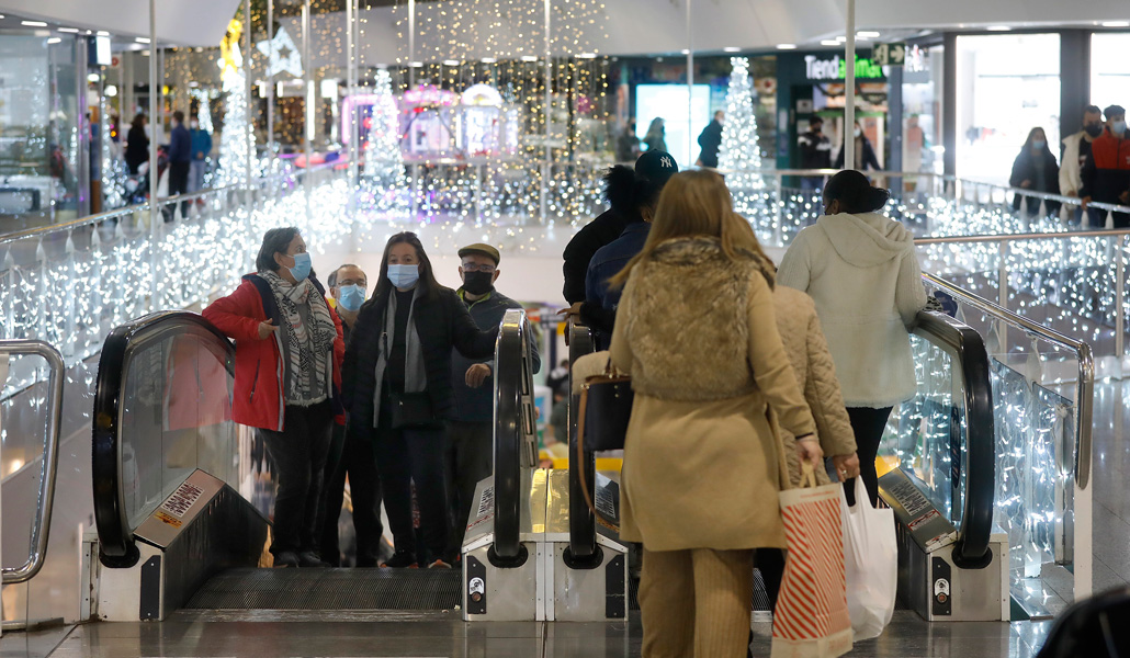 Compras navideñas en el centro comercial El Arcángel, en Córdoba
