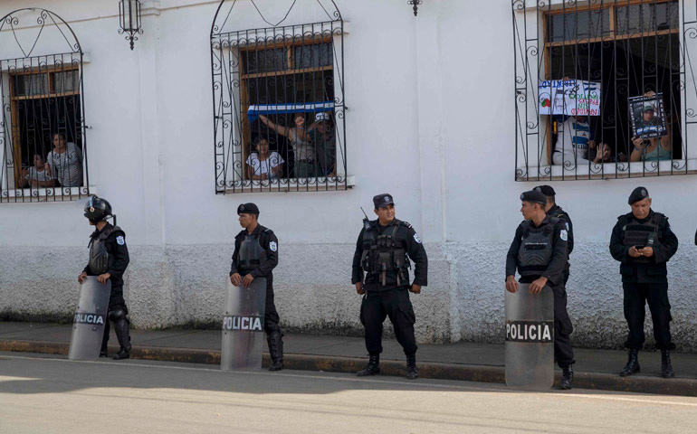 Una iglesia custodiada por la Policía en Nicaragua
