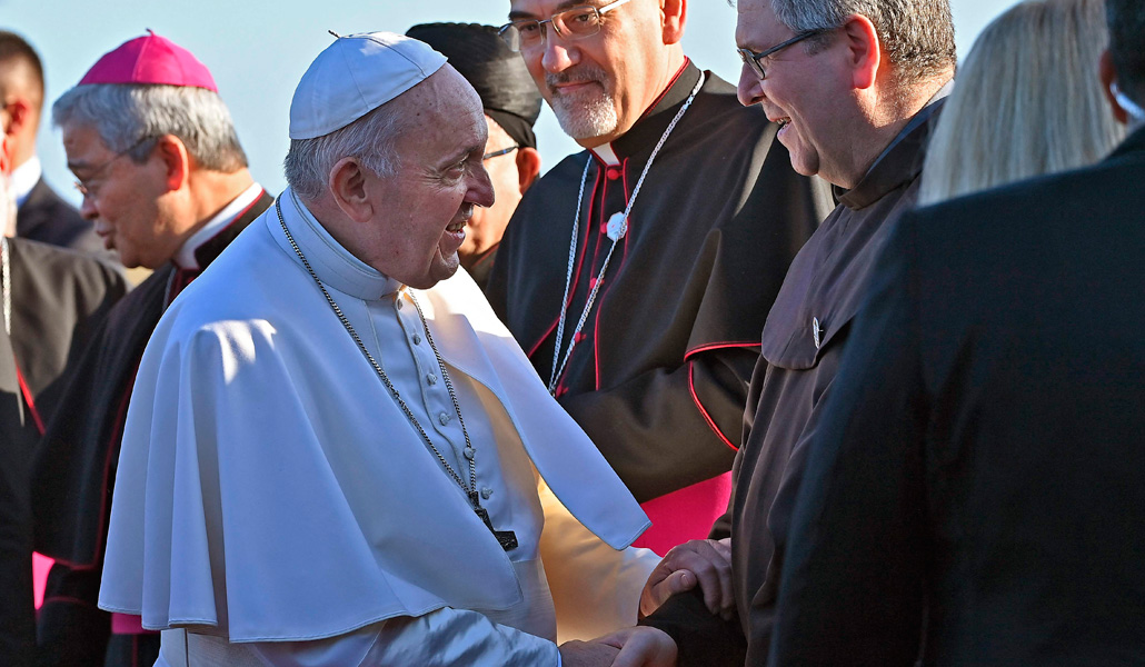 El Papa saluda al franciscano Francesco Patton, custodio de Tierra Santa, ante la mirada del patriarca latino de Jerusalén, tras aterrizar