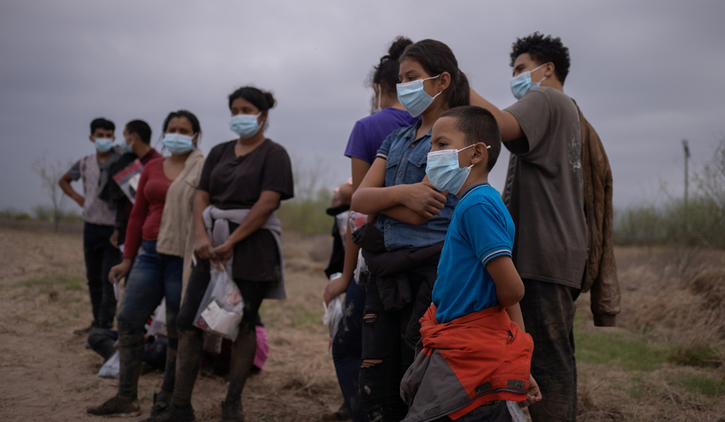 Menores hondureños tras cruzar el Río Grande en su travesía hacia Estados Unidos, en marzo