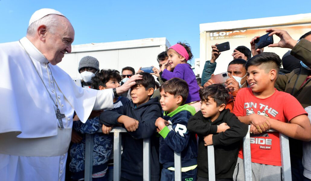 El Papa saluda este domingo a niños refugiados en Mitilene (Lesbos)