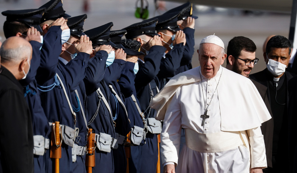 El Papa Francisco, a su llegada este sábado al aeropuerto de Atenas