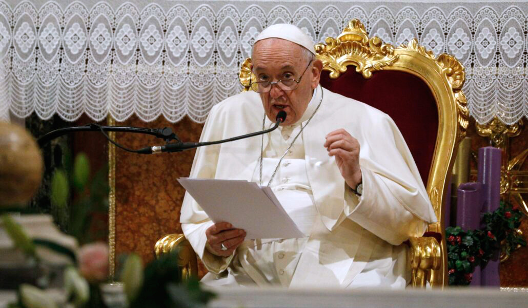 El Papa, durante su intervención ante representantes de la comunidad católica griega, en la catedral de San Dionisio, Atenas