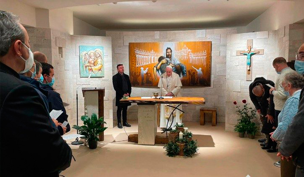 El Papa reza en la capilla de la comunidad