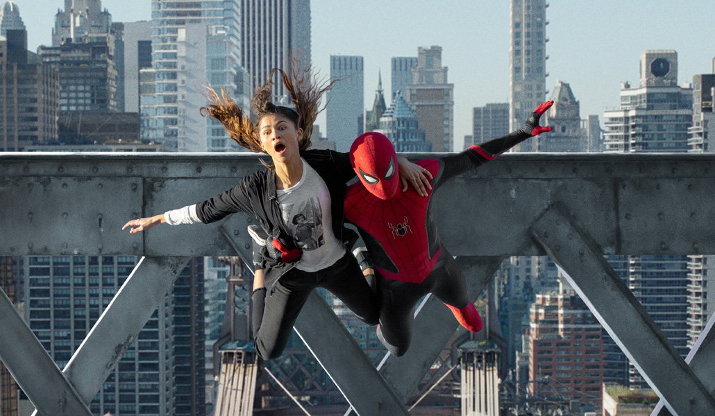 Tom Holland como Spider-Man y Zendaya como su novia, MJ, durante una escena de la película
