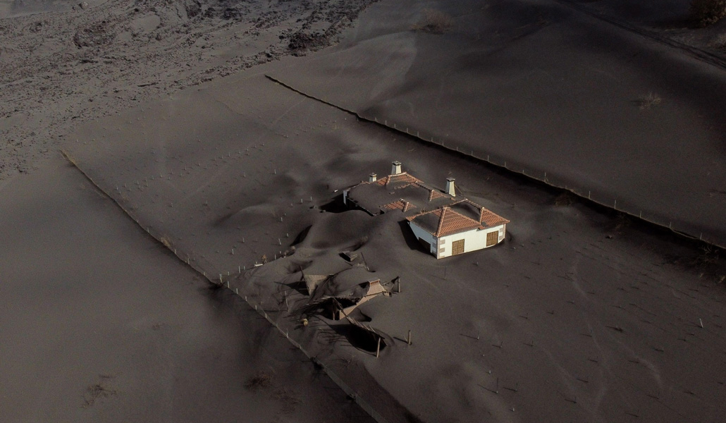 Casa enterrada por la ceniza a causa de la erupción del volcán Cumbre Vieja, en la isla canaria de La Palma, el pasado 14 de diciembre