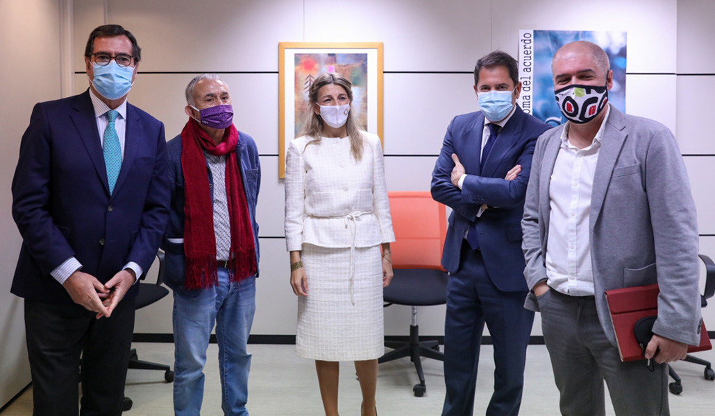 El presidente de CEOE, Antonio Garamendi; el líder de UGT, Pepe Álvarez; la ministra de Trabajo, Yolanda Díaz; el presidente de Cepyme, Gerardo Cuevas; y el líder de CC. OO., Unai Sordo
