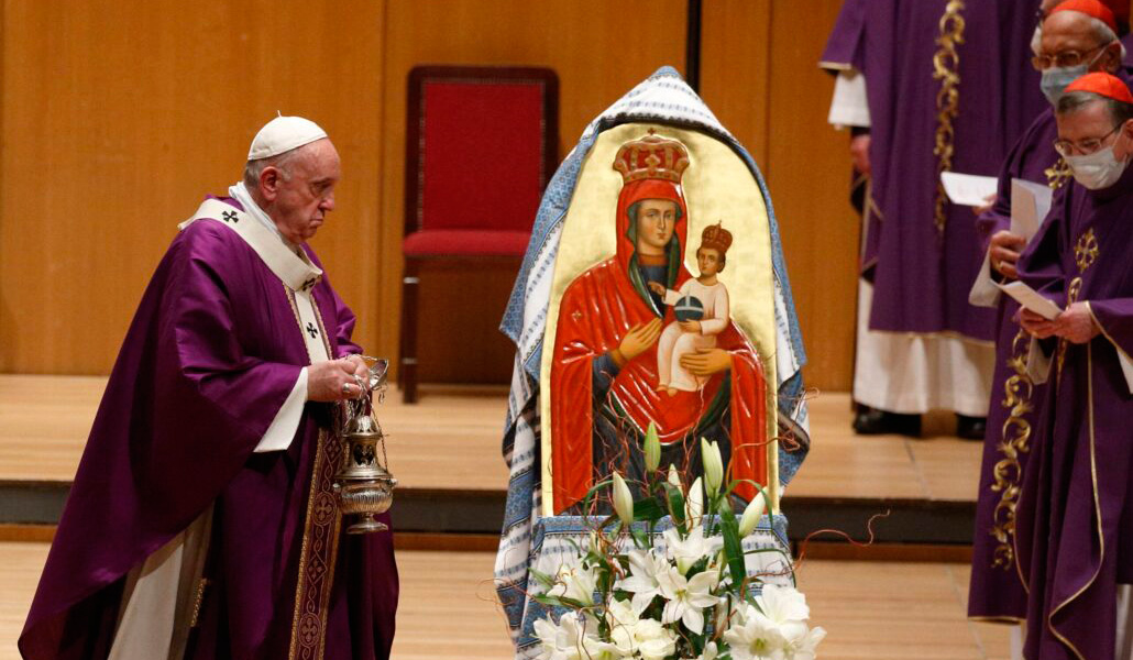 Francisco durante la Eucaristía celebrada en el Megaron Concert Hall de Atenas