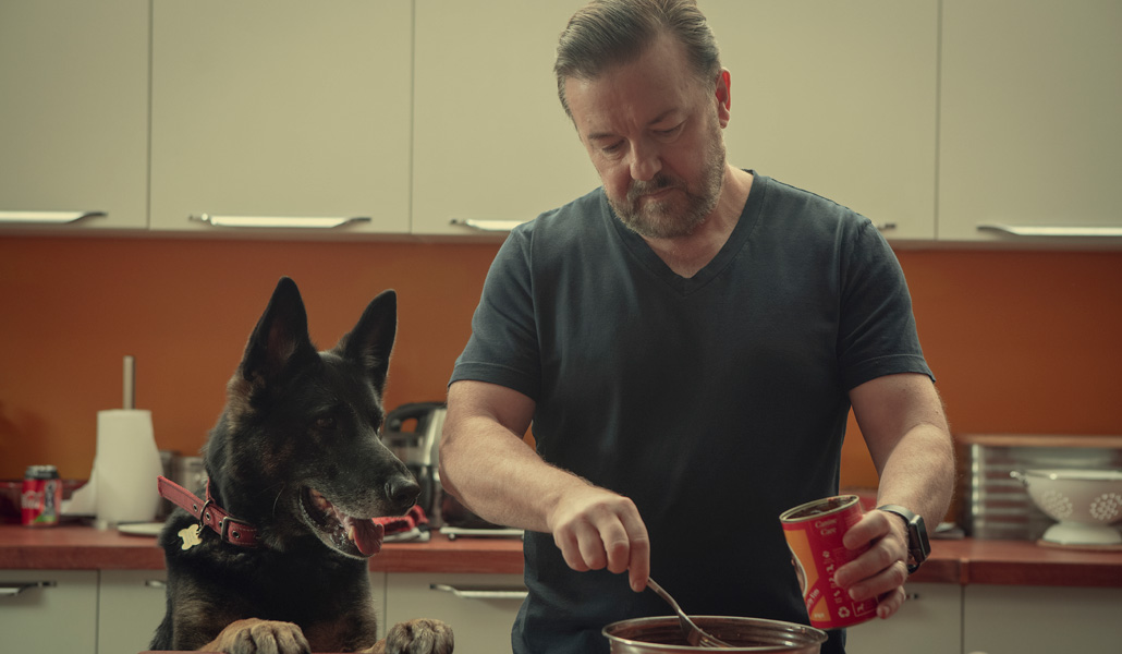 Ricky Gervais junto a su perro Anti en un fotograma de la segunda temporada