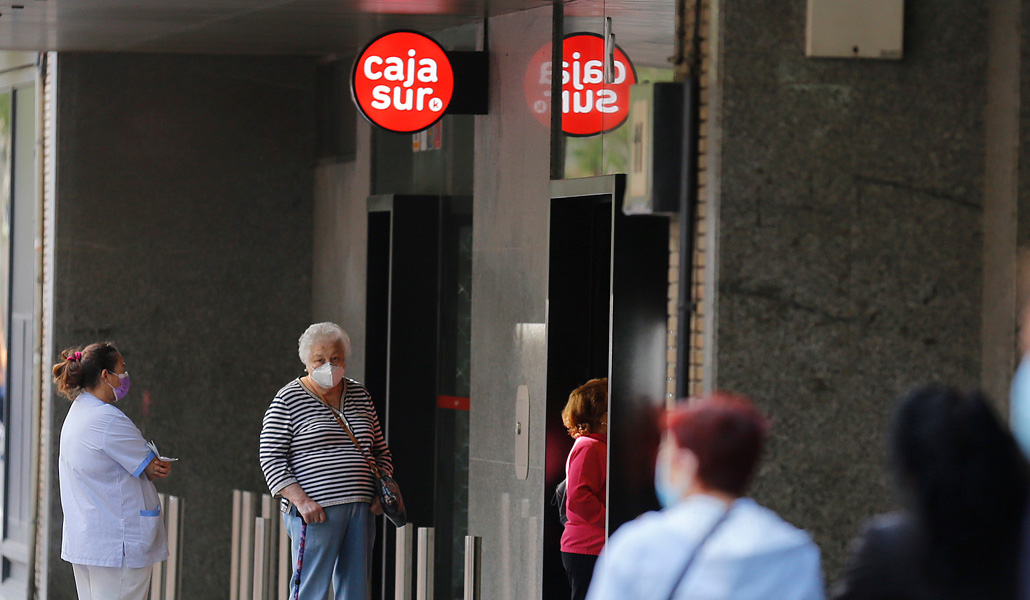«¿Cómo puede ser que los bancos no faciliten a los mayores sacar un dinero que es suyo?», dice el presidente de CEOMA