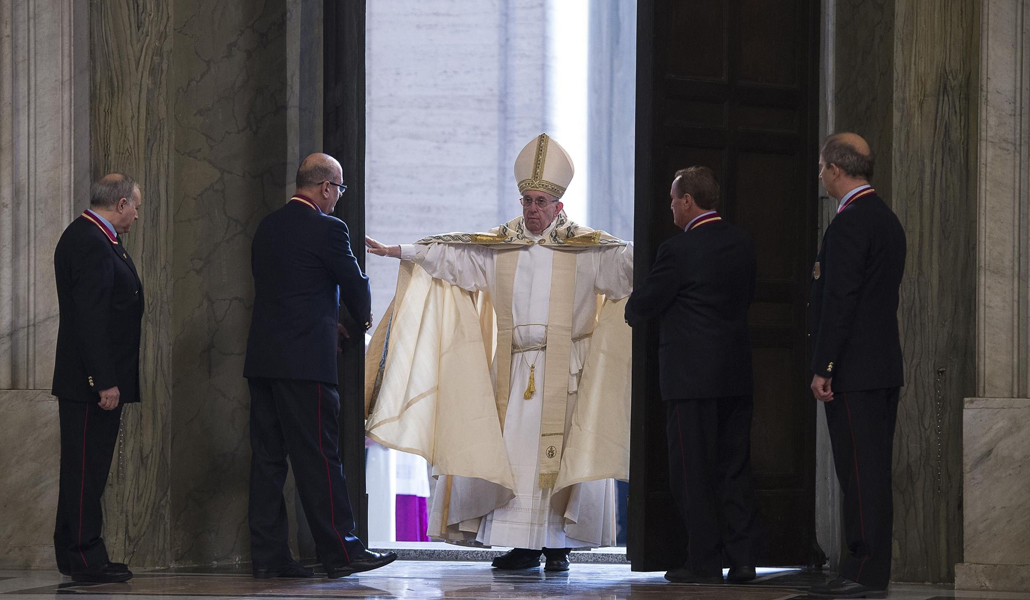 Francisco abre la puerta santa de la basílica de San Pedro, el 8 de diciembre de 2015