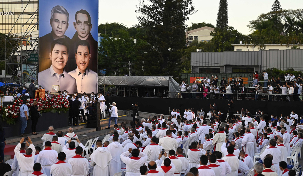 Imagen de la ceremonia en la plaza Divino Salvador del Mundo, en San Salvador