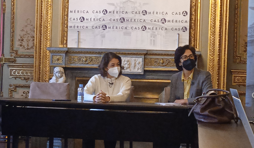 Victoria Cárdenas (izquierda) durante su intervención en la Casa de América