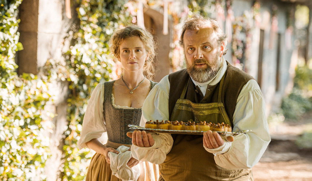 Louise (Isabelle Carré) junto a Pierre Manceron (Grégory Gadebois), sirviendo comida en la posta que regentan