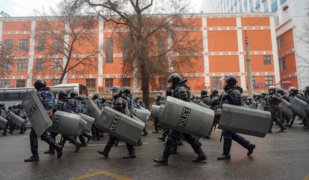 Policías kazajos durante las protestas por el aumento de los precios de la energía en Almaty, Kazajstán, el 5 de enero
