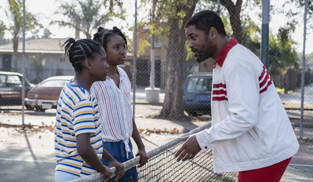 Richard Williams (Will Smith) en la pista de tenis con sus hijas Serena (Demi Singleton) y Venus (Saniyya Sidney)