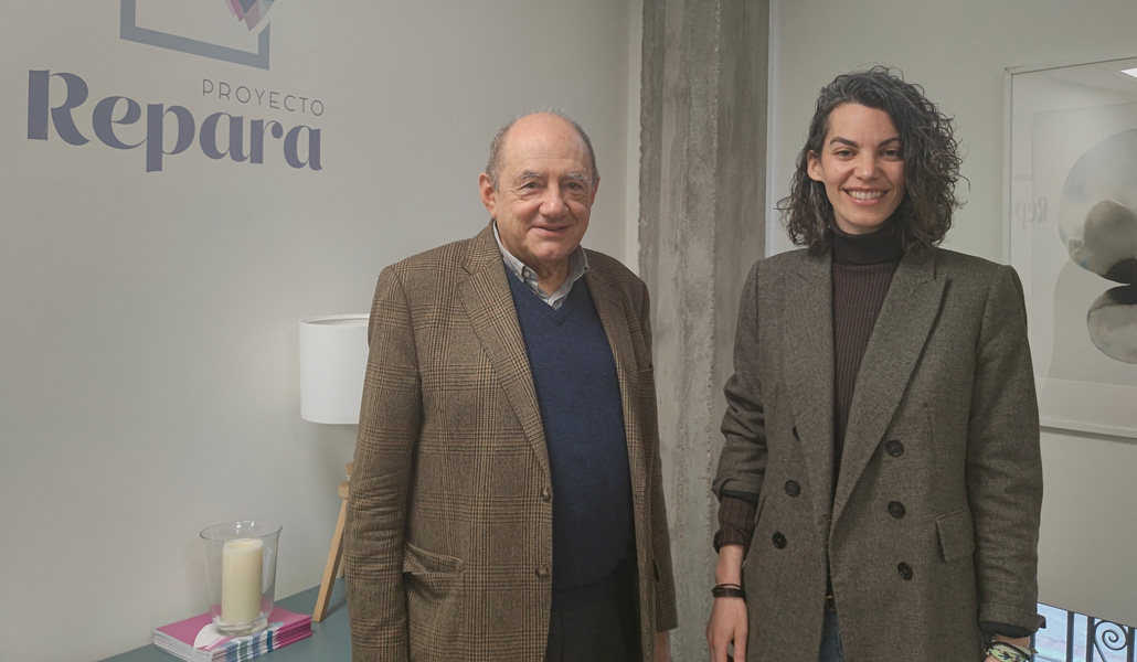 García-Baró y Troya atienden a 'Alfa y Omega' en la sede del Proyecto Repara