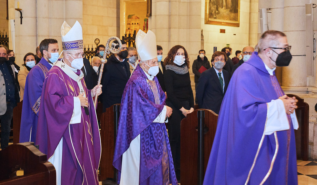 Los cardenales Osoro y Rouco al inicio de la Misa, a la que han asistido Ayuso y Almeida