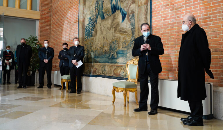 Rezo del ángelus en la sede del Arzobispado de Madrid con la presencia del nuevo obispo de Calahorra y La Calzada-Logroño