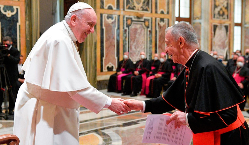 El Papa Francisco saluda a Luis F. Ladaria, prefecto de la Congregación para la Doctrina de la Fe