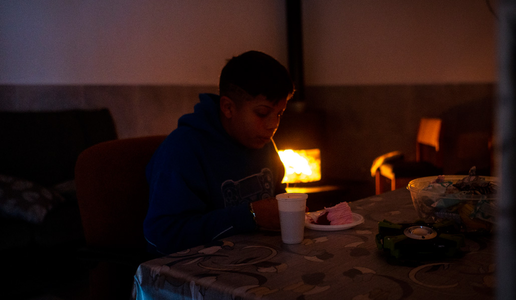Un niño en el interior de su casa, sin luz, en la Cañada Real, en Madrid