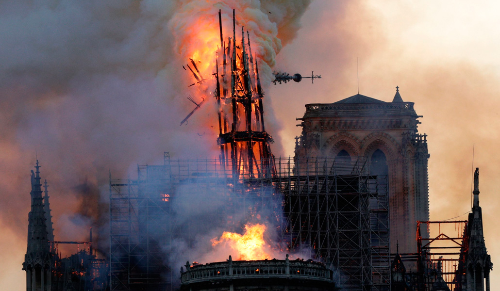 Caída de la torre en el incendio