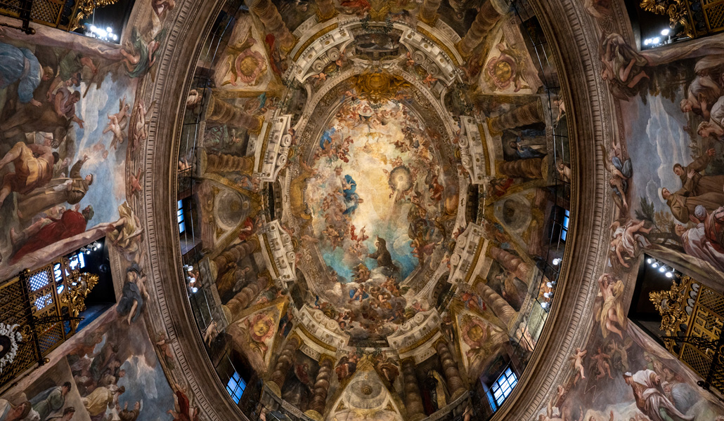 La cúpula tiene en el centro la escena de San Antonio recibiendo al Niño