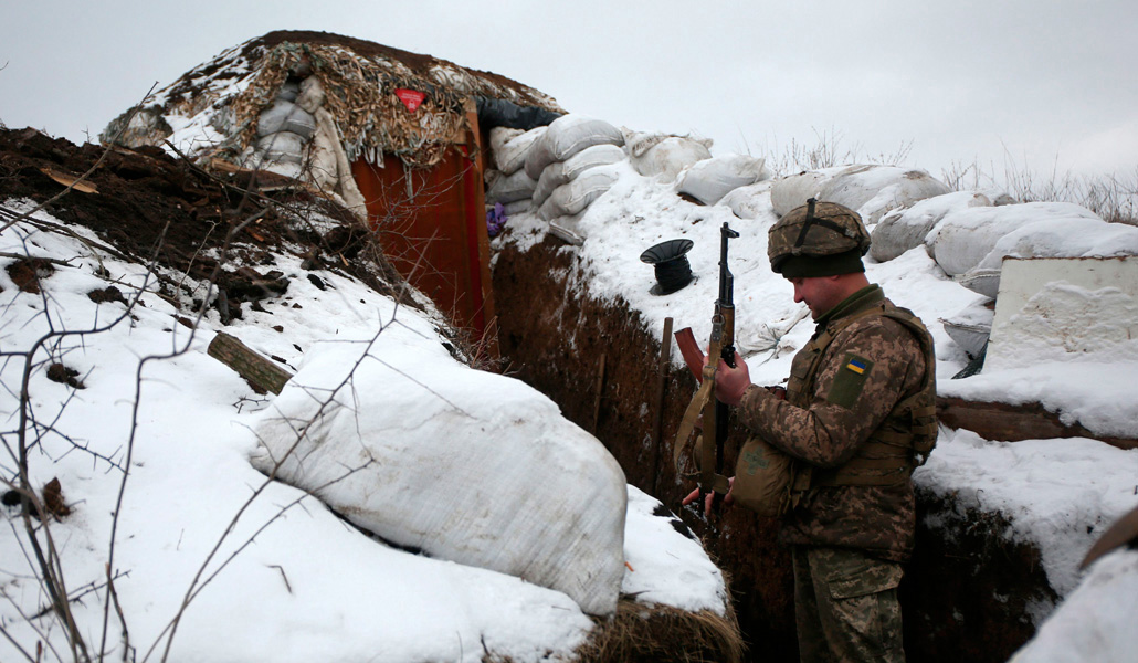 Un soldado ucraniano en una trinchera del frente que separa la zona controlada por el Gobierno de la zona separatista de Lugansk
