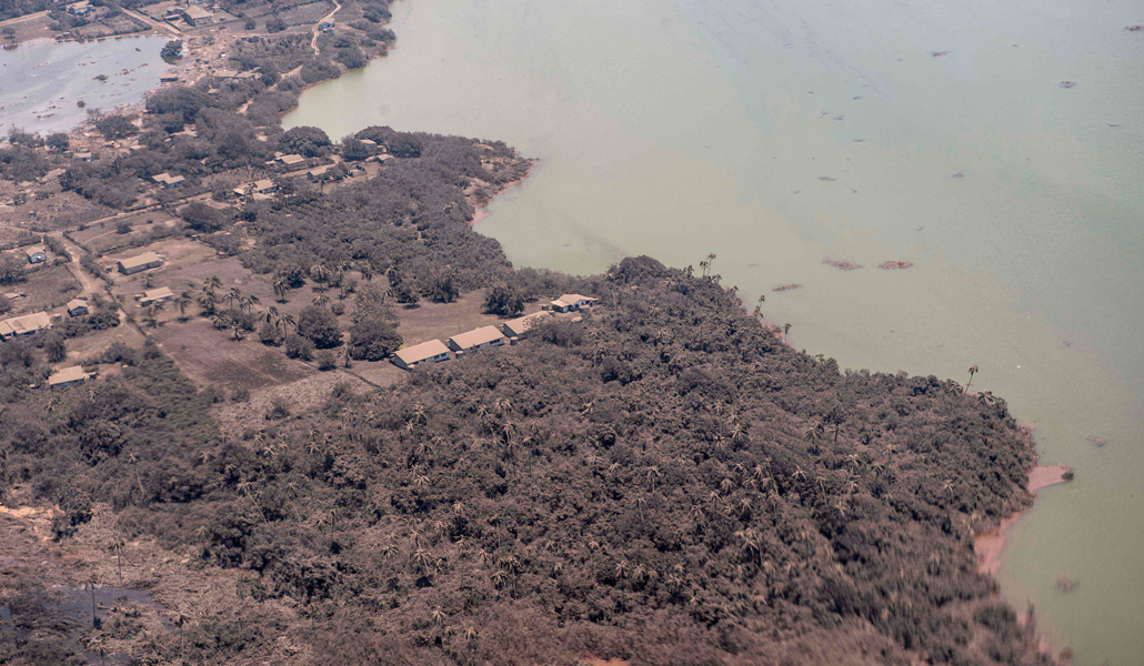Foto aérea de una de las islas de Tonga tomada el 17 de enero por un avión militar neozelandés