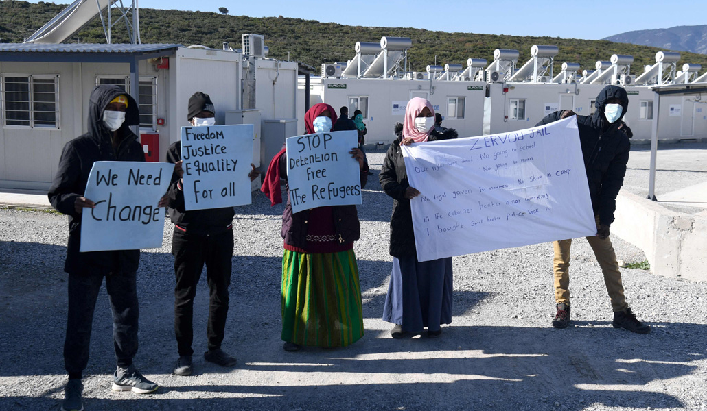 Un grupo de refugiados protesta en un campo en Grecia
