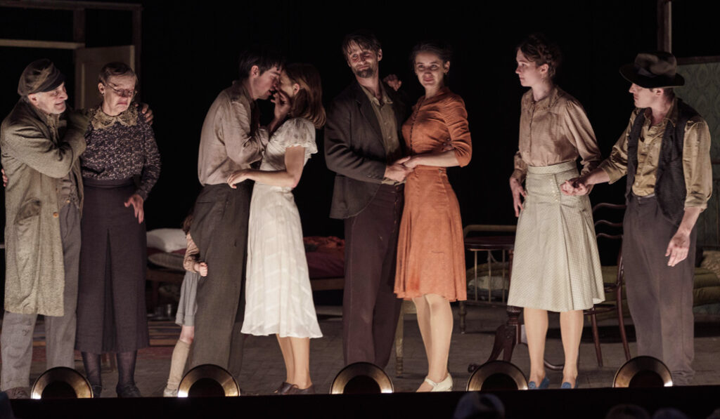 Un momento de la representación de una comedia musical en el gueto de Varsovia