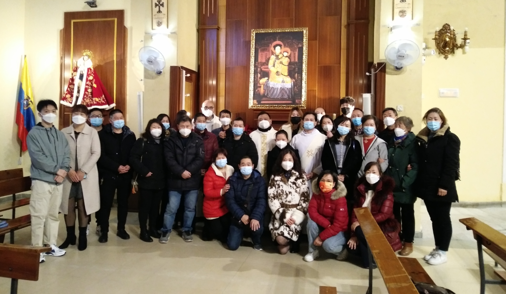 Los fieles chinos, a los pies de Nuestra Señora China, tras la Eucaristía del año nuevo