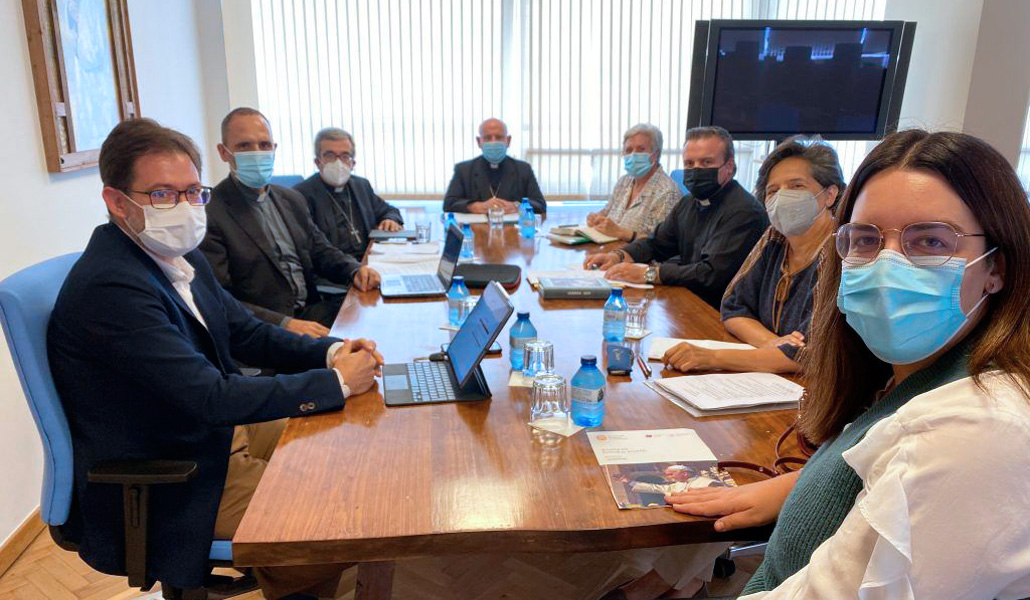 El equipo sinodal de la CEE durante una reunión