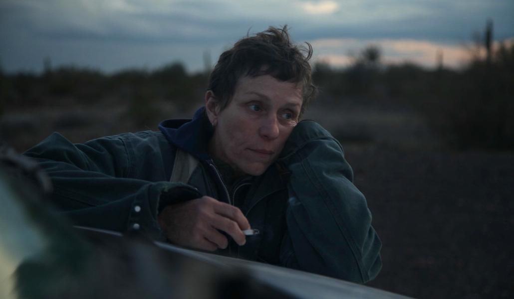 Fern, al enviudar, decide emprender un viaje hacia el oeste como una nómada en una caravana